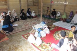 Poltekkes Kemenkes Kendari bagi sembako pada anak yatim piatu