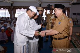 Bupati HSS serahkan tambahan penghasilan untuk ustadz dan ustadzah