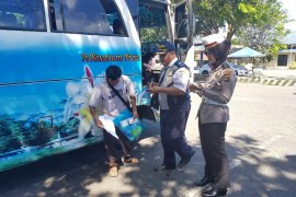Polres-Dishub Bangka Barat cek kelayakan bus