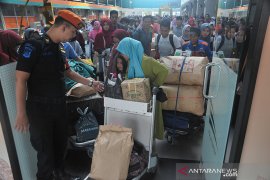 Arus mudik awal Stasiun Kereta Api Kertapati Page 2 Small