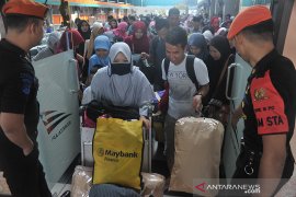 Arus mudik awal Stasiun Kereta Api Kertapati Page 3 Small