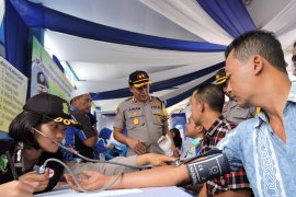 Petugas gabungan Situbondo tes urine sopir bus (Video)