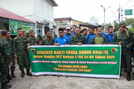 Jajaran Kodim Sawahlunto bagikan sembako kepada keluarga kurang mampu