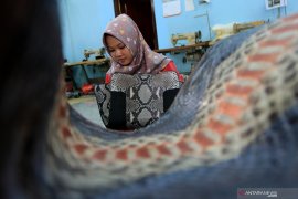 Kerajinan tas dari kulit ular