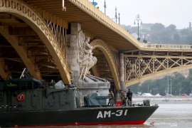 Tim penyelamat angkat bangkai kapal Hungaria di Sungai Danube, Budapest