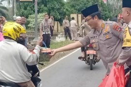 Itwasda Polda Balel bagikan takjik di Mendo Barat