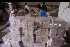 Produksi jajanan bipang di Tulungagung selama Ramadhan turun