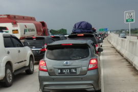 Arus mudik macet parah jelang Gerbang Tol Terbanggi Page 2 Small