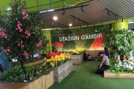 Ada taman di ruang tunggu Stasiun Gambir