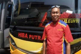 Makna Lebaran bagi Tatang, awak bus yang punya tiga istri