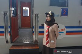 Anggota Pramuka layani pemudik di Stasiun Pasar Senen