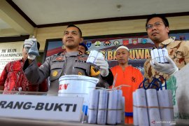 Polisi Blitar tahan pemilik bahan petasan