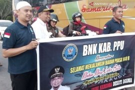 Wabup Penajam bagikan takjil dari BNK kepada pengguna jalan