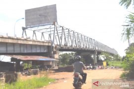 Normal, lalu lintas kendaraan di Jembatan Kapuas II