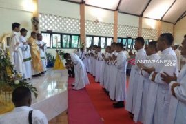 Mgr Dominikus tabiskan 18 calon imam Katolik