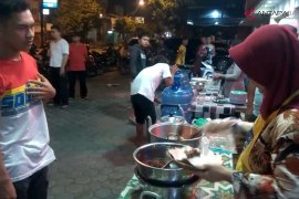 Video - Pengusaha tekstil di Purwokerto bagikan makan sahur gratis