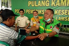 Pemudik cek kesehatan gratis di Posko Kodim 0421/LS