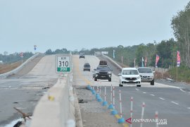 Kendaraan pemudik lalui Tol Kapal Betung Page 5 Small