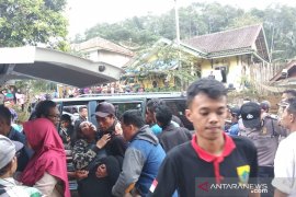 Angkutan umum masuk jurang, satu orang meninggal dan puluhan luka