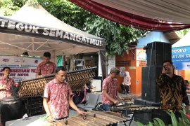 Panggung hiburan di Terminal Kalideres bantu pemudik usir bosan