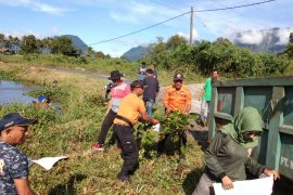Ratusan ASN Agam gotong royong bersihkan objek wisata Linggai