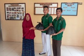 Saka Kalpataru Pramuka Lingga berbagi ke panti Jompo
