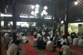 Pelayat berdatangan ke Puri Cikeas