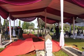 Makam Ani Yudhoyono digali oleh delapan penggali makam
