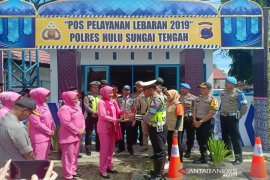 Anggota pengamanan arus mudik Hulu Sungai Tengah mendapat bingkisan