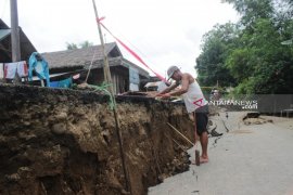 Jalan terbelah di HST makin amblas lebih satu meter