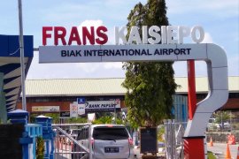 Arus mudik Lebaran - Penumpang pesawat udara mulai meningkat di Biak