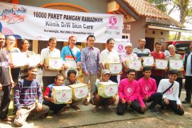 Paket pangan Ramadhan dibagikan ACT dan klinik perawatan kulit