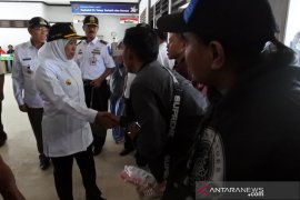 Gubernur Khofifah tinjau arus mudik di Pelabuhan Jangkar Situbondo (Video)