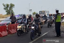 Pemudik sepeda motor memenuhi jalur lalu lintas di Suramadu