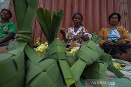 Pedagang ketupat lebaran musiman Page 1 Small