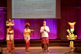 Pesona busana tradisional Sumbar, Bali dan Lampung pikat perhatian Diplomat di Swedia