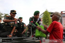 Danrem sambangi abang becak untuk bagi-bagi bingkisan Lebaran
