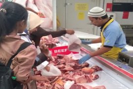 Warga antusias beli daging beku