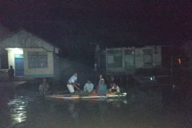Umat Muslim Teluk Barak melintasi banjir untuk Shalat Id
