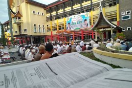 Sholat Idul Fitri di Padang, koran bekas laku keras