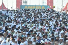 Ribuan warga Palembang shalat id padati pusat kota Page 4 Small