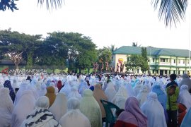 Ribuan umat Islam Shalat Id di Markas Korem Kupang
