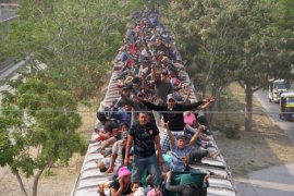 Pemerintahan Trump akan bekukan program pendidikan AS buat anak migran