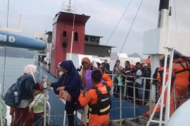 Evakuasi penumpang KMP Mutiara ke Pelabuhan Bakauheni Page 4 Small