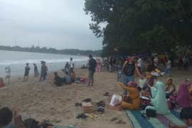 Petugas: Wisatawan jangan buang sampah sembarangan di Pantai Carita