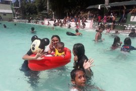 Warga Jayapura padati wisata pemandian pascalibur Lebaran