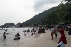 Masyarakat kunjungan Pantai Way Muli Page 1 Small