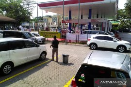 Petugas buka-tutup "rest area" Tol Jakarta-Cikampek