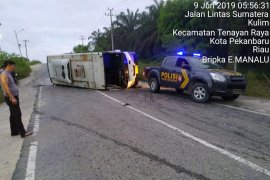 Tidak kuat menanjak, bus berisi 28 penumpang mundur dan terbalik di Pekanbaru
