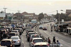 Polisi terapkan tiga jalur di Nagreg urai kepadatan arus balik Lebaran